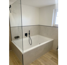 Badezimmer mit Badewanne, Duschabtrennung und Fliesen