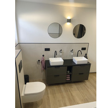 Modernes Badezimmer mit Doppelwaschtisch, runden Spiegeln und Wandleuchten