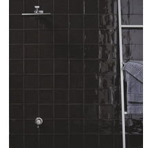 Dunkles Badezimmer mit quadratischen Fliesen, Duschkopf und Handtuchhalter