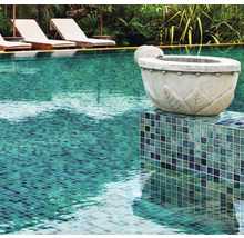 Nahaufnahme eines Pools mit Mosaikfliesen und dekorativer Pflanzschale