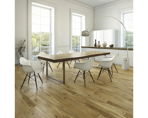 Heller Raum mit Holzboden, Esstisch und Stühlen