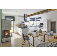 Moderne Küche mit Esstisch, Stühlen und Kaminofen