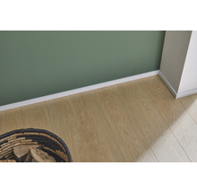 Raumansicht mit Sockelleiste, Holzboden und Kaminholzkorb