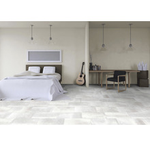 Helles Schlafzimmer mit Bett, Schreibtisch und Gitarre