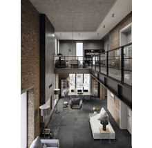 Großzügiges Wohnzimmer mit hohen Decken, Ziegelwänden und modernem Interieur