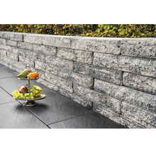 Graue Gartenmauer aus Stein mit Obstschale