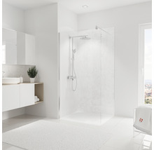 Helles Badezimmer mit Dusche, Waschtisch und Badteppich für einladende Atmosphäre