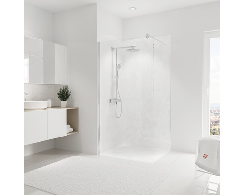 Helles Badezimmer mit Dusche, Waschtisch und Badteppich für einladende Atmosphäre