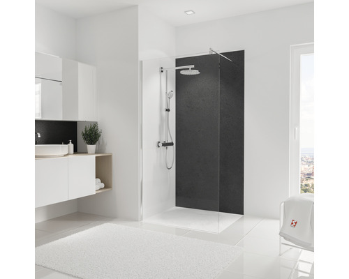 Helles Badezimmer mit Duschkabine, Waschbecken und weißem Teppich