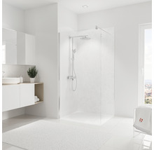 Helles Badezimmer mit Dusche, Waschtisch und Teppich