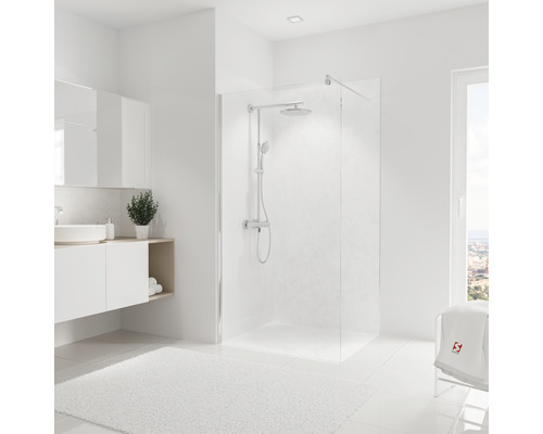 Helles Badezimmer mit Dusche, Waschtisch und Teppich