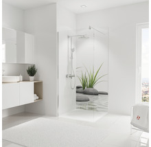 Badezimmer mit Duschabtrennung, Waschtisch und Badteppich