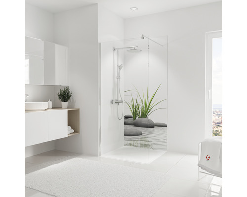 Badezimmer mit Duschabtrennung, Waschtisch und Badteppich