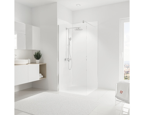 Modernes Badezimmer mit ebenerdiger Dusche, Waschtisch und weißem Teppich für ein helles, freundliches Ambiente.