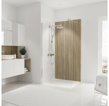 Helles Badezimmer mit Dusche, Waschbecken und Handtuch