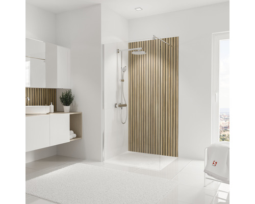 Helles Badezimmer mit Dusche, Waschbecken und Handtuch
