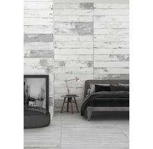 Modernes Schlafzimmer mit Wand- und Bodenfliesen in Holzoptik für ein helles und geräumiges Ambiente.