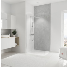 Helles Badezimmer mit Dusche, Waschtisch und weißem Teppich