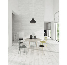 Heller Essbereich mit Esstisch, Stühlen und Pendelleuchte