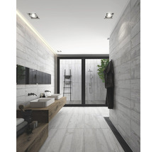 Badezimmer mit Doppelwaschbecken, Holzunterschrank und ebenerdiger Dusche