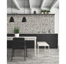 Küchenszene mit Esstisch, Stuhl, Bank und Wandfliesen im Patchwork-Design