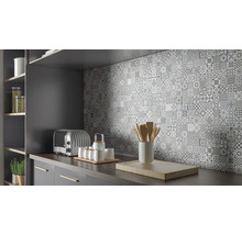 Küchenszene mit Spülbecken, Arbeitsplatte, Toaster und Mosaikfliesen als Fliesenspiegel