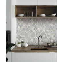 Küchenszene mit Mosaikfliesenwand, Spüle und Holzarbeitsplatte