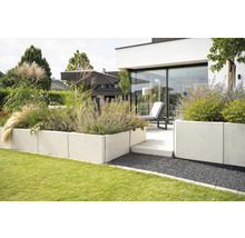 Garten mit Rasenfläche, Hochbeeten aus Beton und Sitzbereich