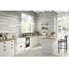 Helle Landhausküche mit Holzboden und Wandfliesen in Holzoptik