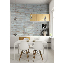 Heller Essbereich mit Holzwandpaneelen und Esstisch