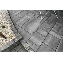 Terrasse mit Pflastersteinen und Zierkies