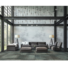 Wohnzimmer im Loftstil mit Sofa, Sesseln, Lampen und Deckenleuchten
