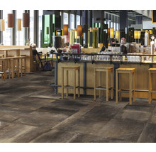 Gastronomiebereich mit Fliesenboden, Bar und Sitzgelegenheiten