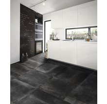 Moderne Küche mit dunklem Boden, weißen Schränken und Tafelwand