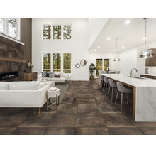 Geräumiges Wohnzimmer mit Fliesenboden, Sofas und Küche.