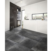 Moderne Küche mit dunklem Fliesenboden, weißen Schränken und einer Tafelwand