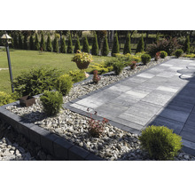 Gartenweg mit Betonpflastersteinen und Kiesbeet