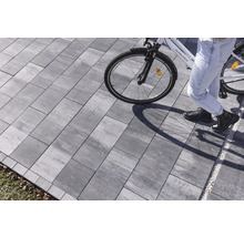 Graue Pflastersteine auf einer Terrasse mit einem Fahrrad