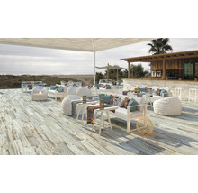 Außenbereich mit Sitzgelegenheiten, Tischen und Strandblick