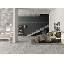 Helles Zimmer mit Holzboden, Badbereich und Schlafbereich mit Treppe