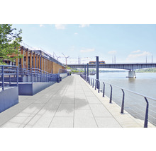 Außenbereich mit Pflastersteinen und Brücke