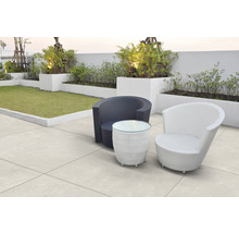 Terrasse mit Gartenmöbeln und Steinzeugfliesen