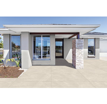 Hauseingang mit Terrassenplatten ausgelegt