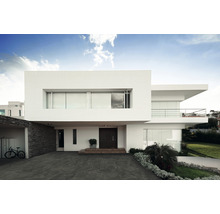 Modernes Haus mit weißer Fassade, dunkler Zufahrt und Garage