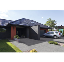 Einfamilienhaus mit gepflasterter Auffahrt und Garage