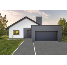 Modernes Einfamilienhaus mit Garage und gepflasterter Auffahrt.