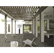 Außenbereich mit Holzpergola, Fliesenboden und minimalistischem Design