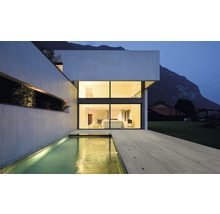 Modernes Haus mit Pool und großem Fenster zur Gartenseite