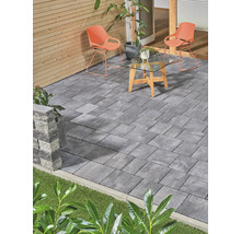 Terrasse mit Betonpflastersteinen, Gartentisch und Stühlen