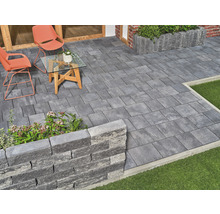 Terrassengestaltung mit Pflastersteinen, Gartenmöbeln und Pflanzenkübeln